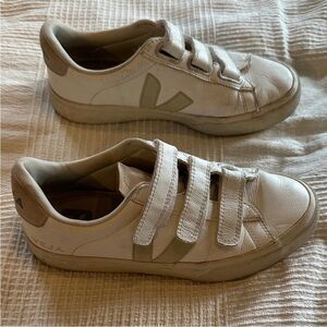 Veja Women’s Cream Velcro Sneakers